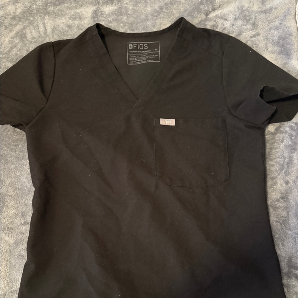 CATARINA ONE POCKET SCRUB TOP FIGS
